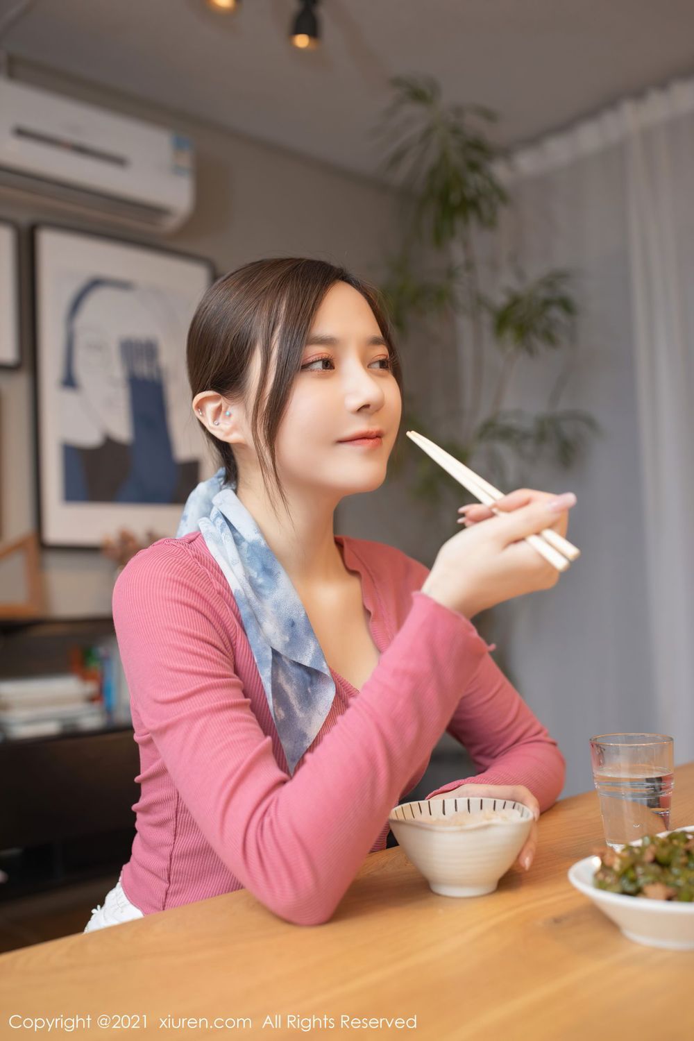 美女模特鱼子酱Fish邻居借水丝袜美腿系列套图