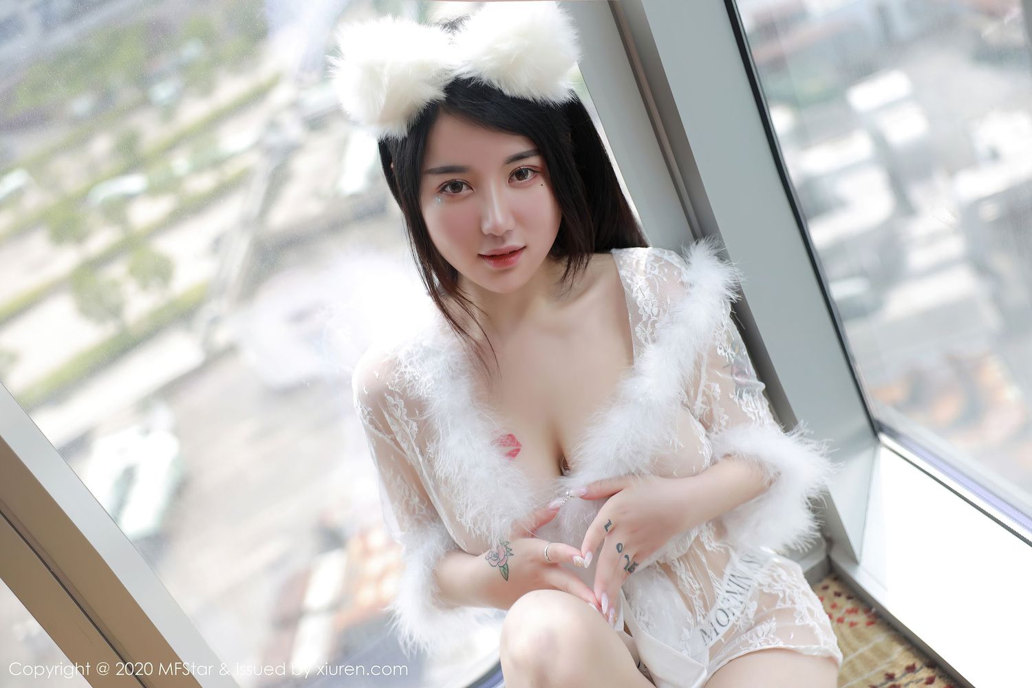 新人模特美七Mia - 猫女郎制服装扮性感写真