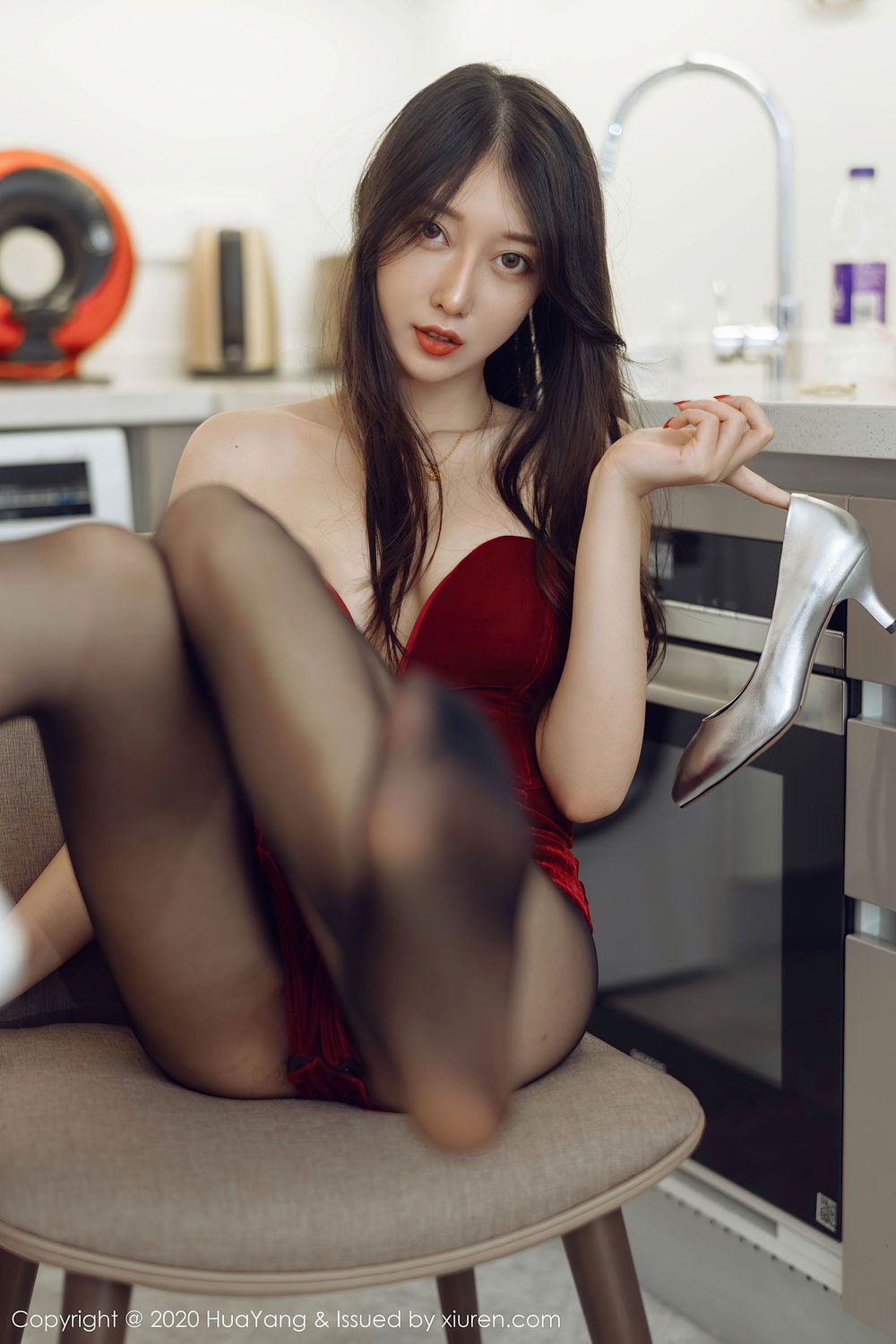 丽质模特玥儿玥er - 典雅礼裙与黑丝美腿性感写真