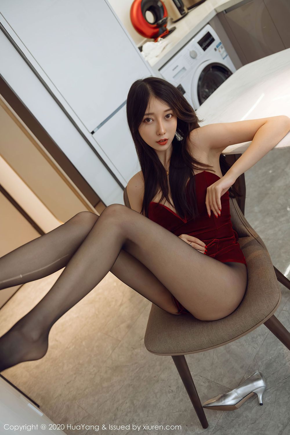 丽质模特玥儿玥er - 典雅礼裙与黑丝美腿性感写真