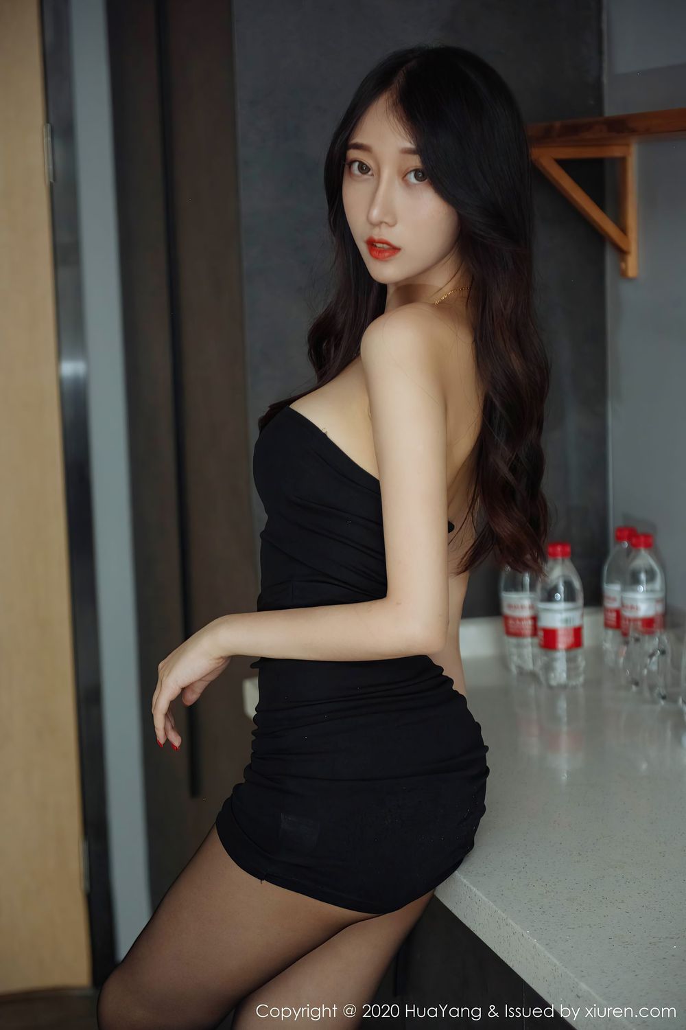 丽质模特玥儿玥er - 黑丝美腿豹纹系列欲说还羞写真