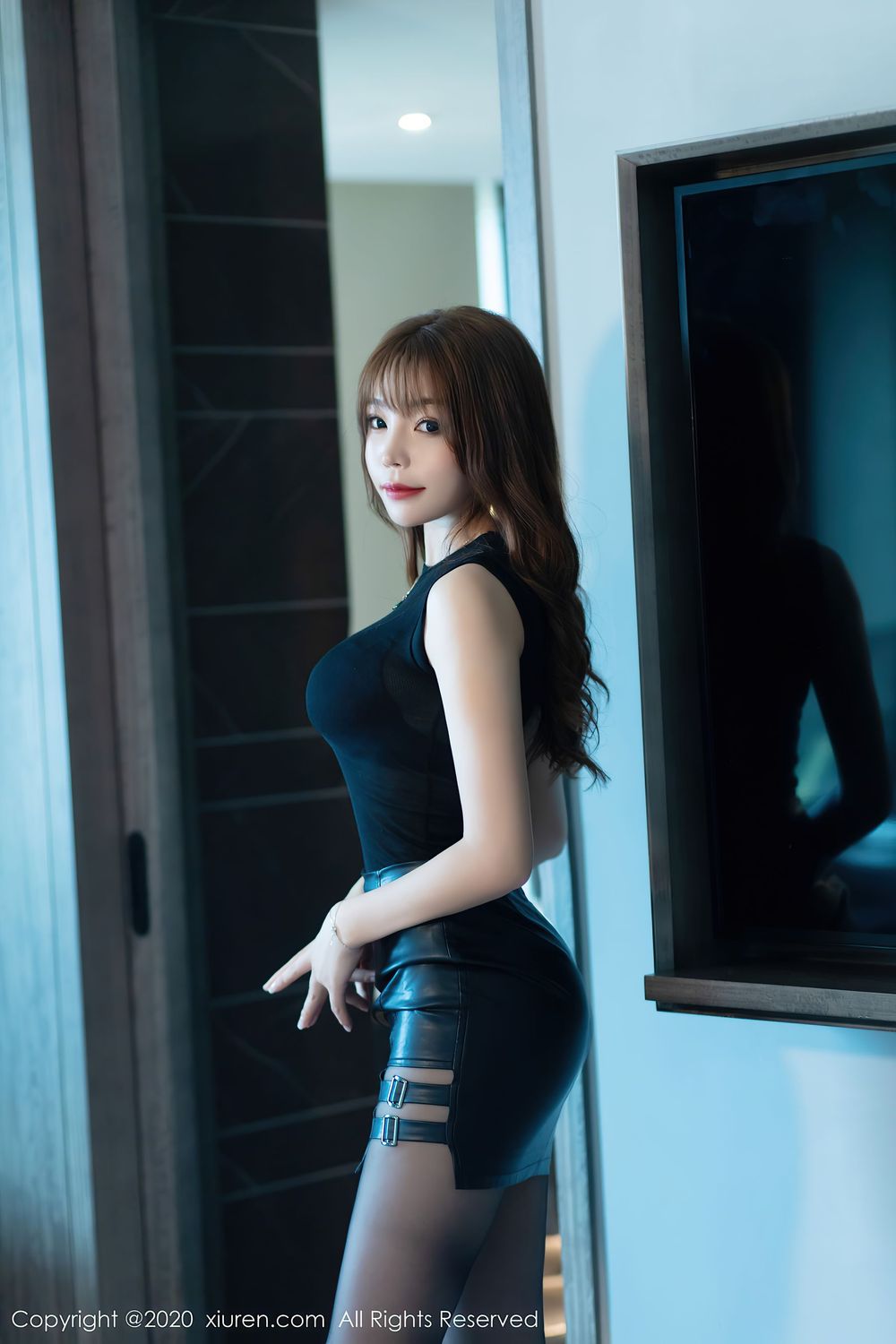 性感女神芝芝Booty - 时尚街拍与黑丝美腿私房写真