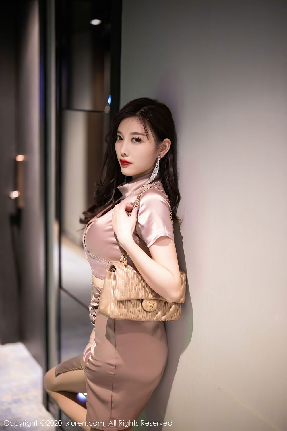 性感女神杨晨晨sugar - 香槟色吊裙+丝袜美腿私房写真
