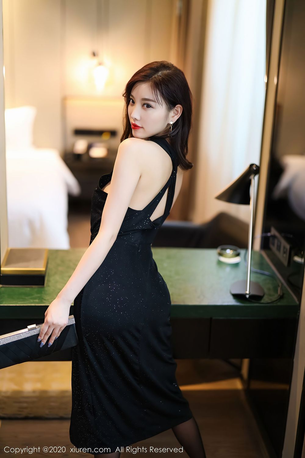 性感女神杨晨晨sugar - 华丽礼裙黑丝美腿私房写真