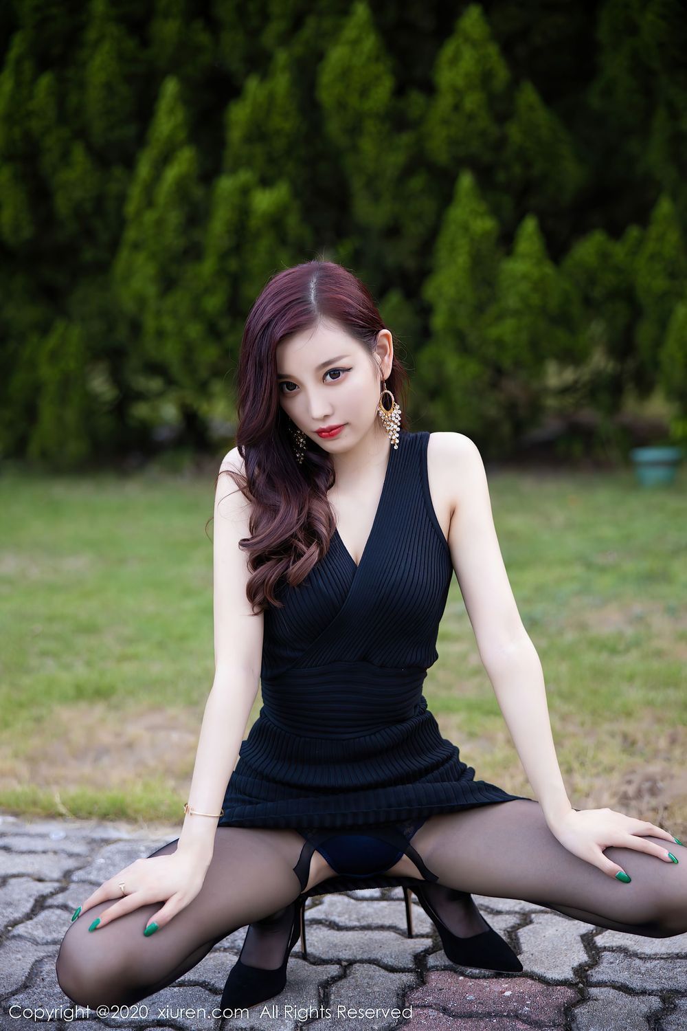 性感女神杨晨晨sugar黑丝美腿与黑色吊裙松林拍摄
