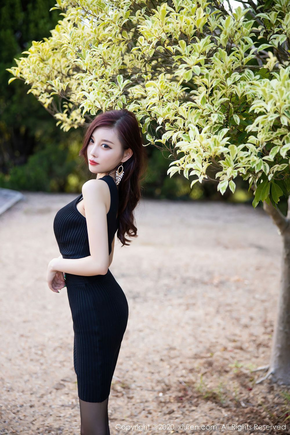 性感女神杨晨晨sugar黑丝美腿与黑色吊裙松林拍摄