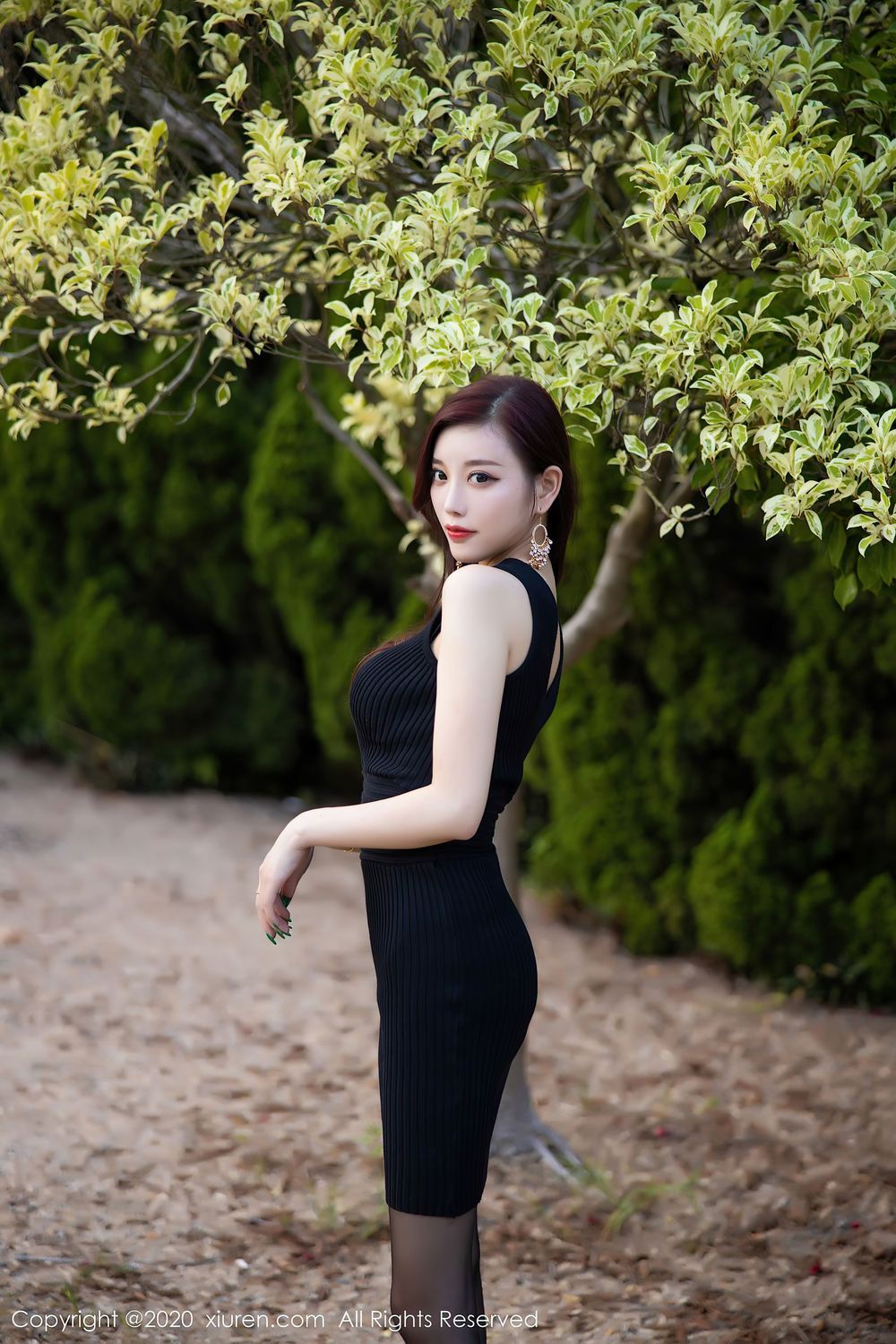 性感女神杨晨晨sugar黑丝美腿与黑色吊裙松林拍摄