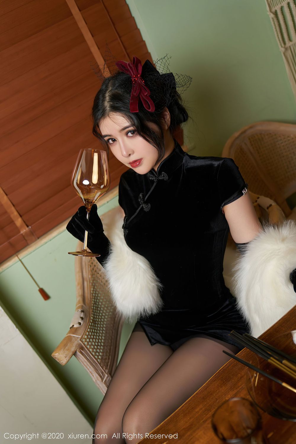 美女模特韩静安 - 黑丝美腿旗袍着身性感妖娆写真