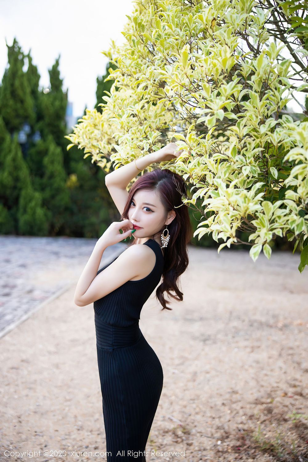 性感女神杨晨晨sugar黑丝美腿与黑色吊裙松林拍摄