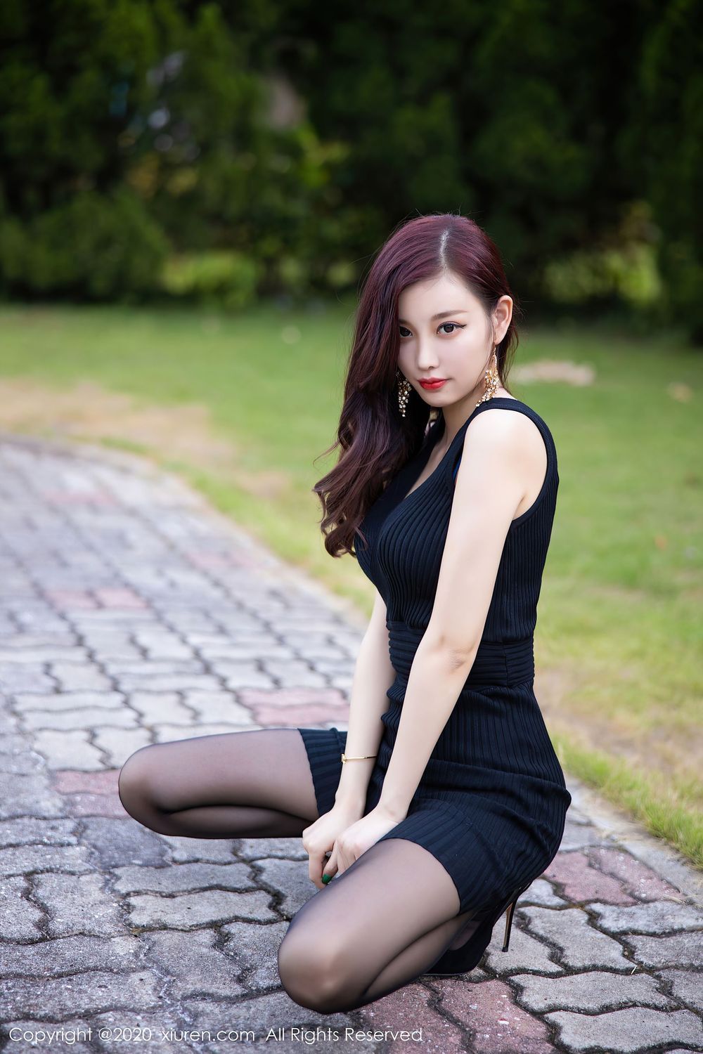 性感女神杨晨晨sugar黑丝美腿与黑色吊裙松林拍摄