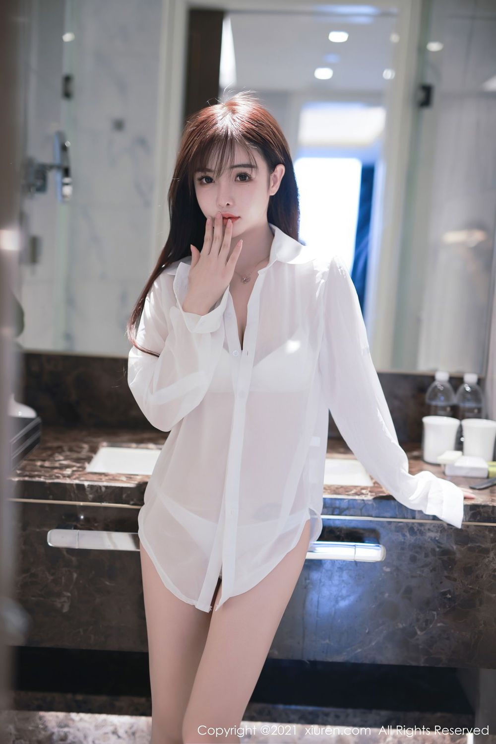 新人模特南初妹妹 - 薄透白衬衫&内衣诱惑动人写真