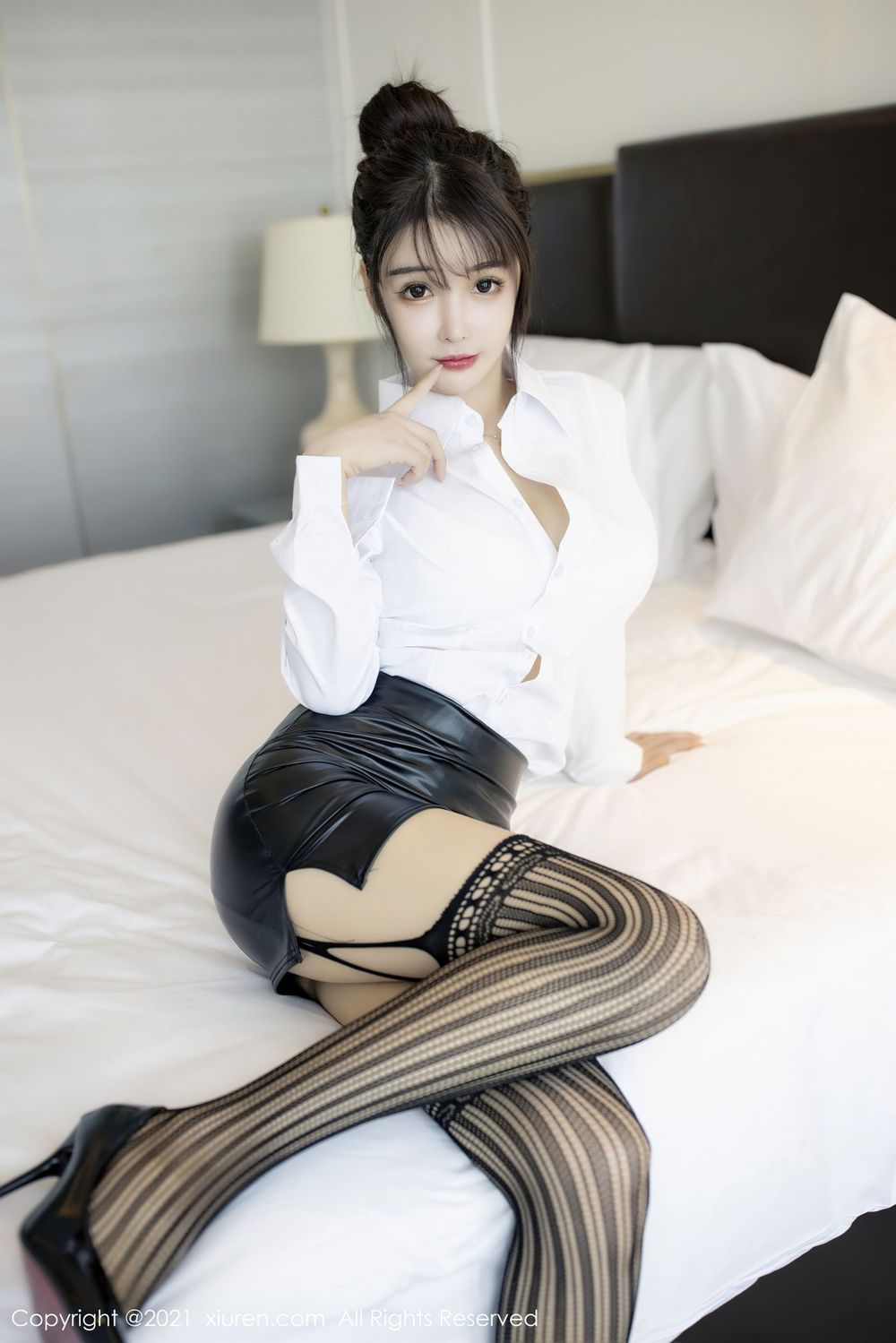 新人模特南初妹妹 - 白衬衫黑丝美腿职场OL装扮写真