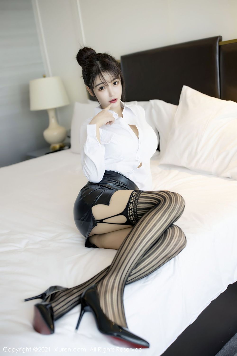 新人模特南初妹妹 - 白衬衫黑丝美腿职场OL装扮写真