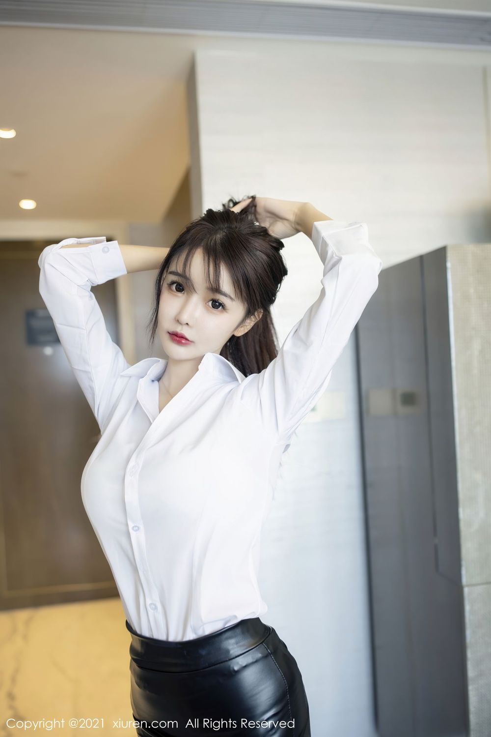 新人模特南初妹妹 - 白衬衫黑丝美腿职场OL装扮写真