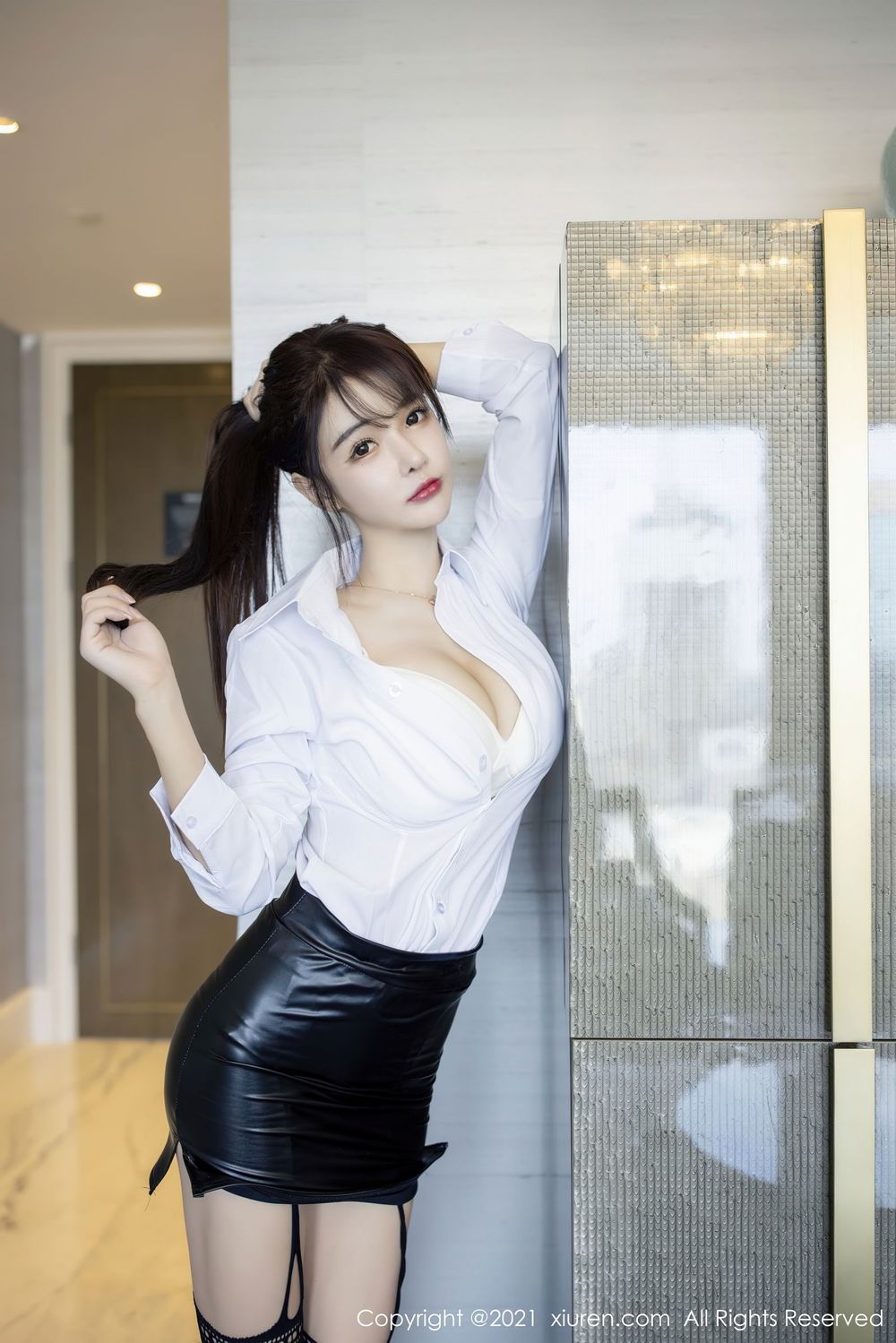 新人模特南初妹妹 - 白衬衫黑丝美腿职场OL装扮写真