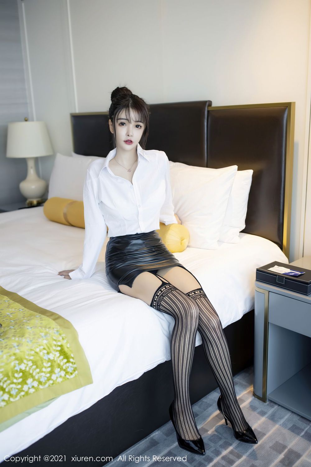 新人模特南初妹妹 - 白衬衫黑丝美腿职场OL装扮写真