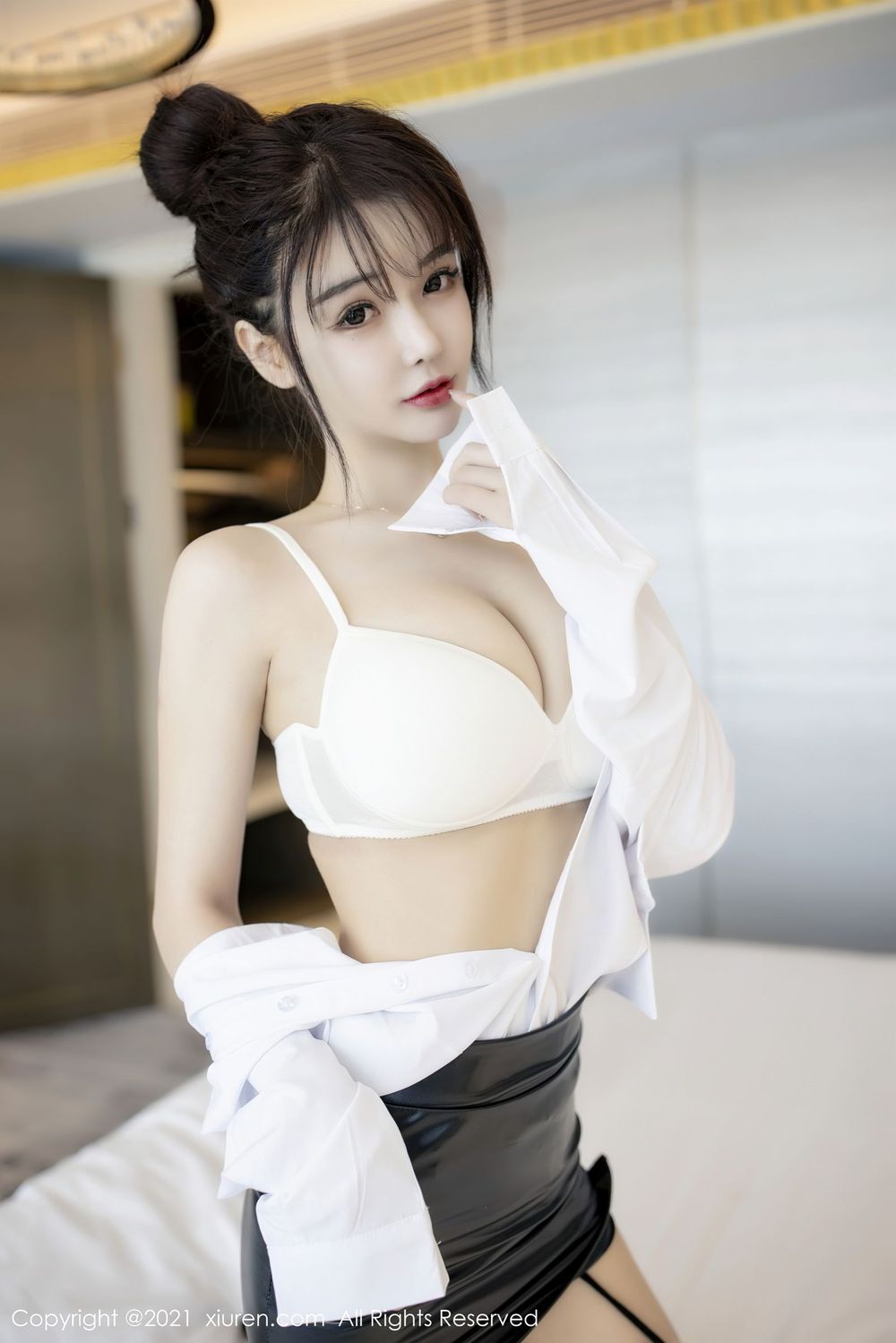 新人模特南初妹妹 - 白衬衫黑丝美腿职场OL装扮写真