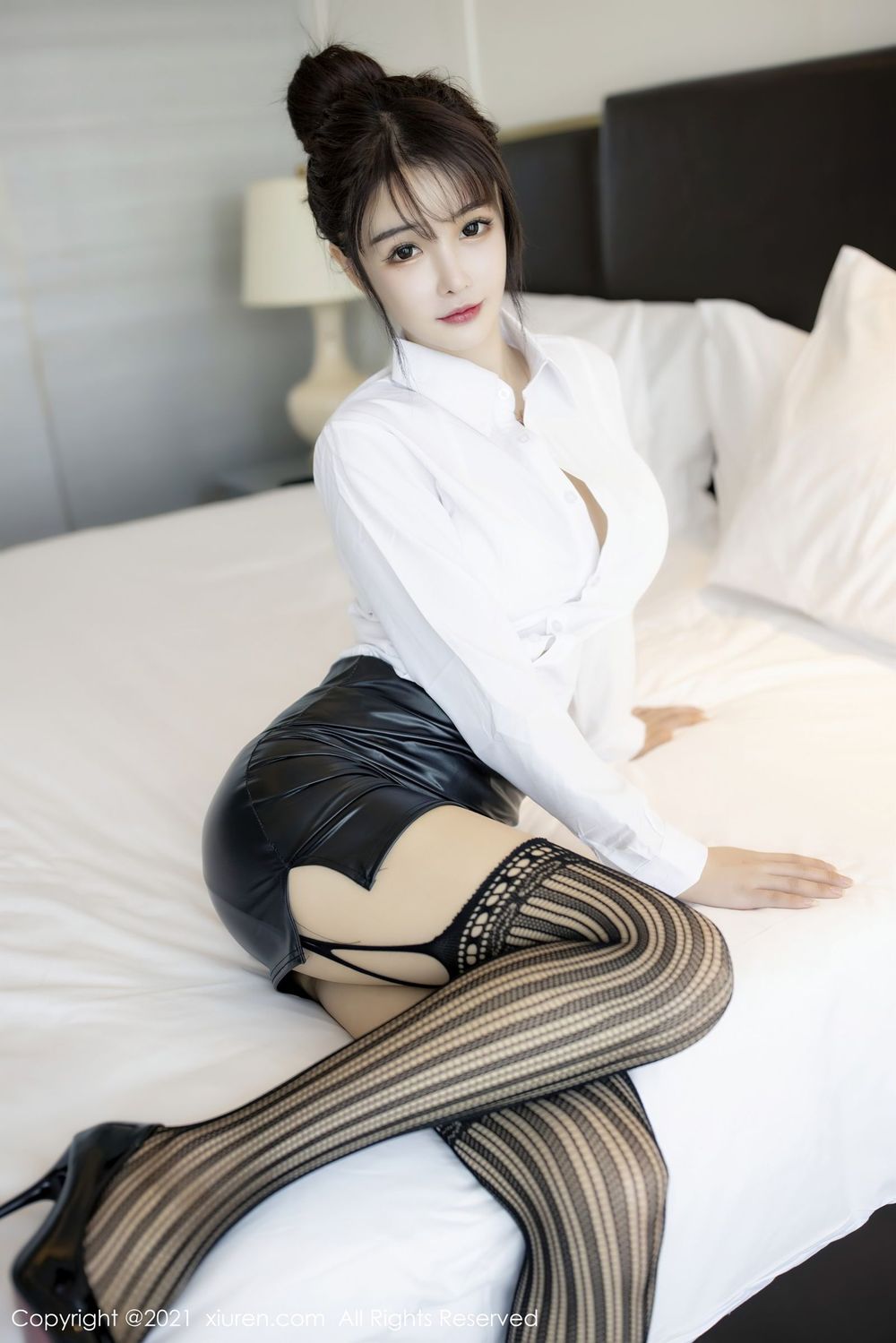 新人模特南初妹妹 - 白衬衫黑丝美腿职场OL装扮写真