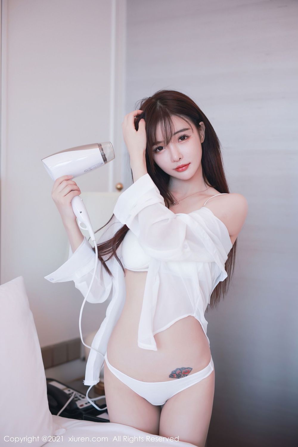 新人模特南初妹妹 - 薄透白衬衫&内衣诱惑动人写真