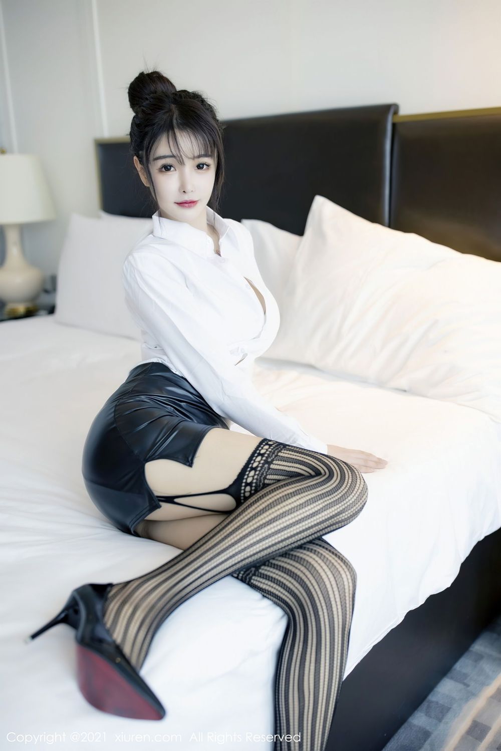 新人模特南初妹妹 - 白衬衫黑丝美腿职场OL装扮写真