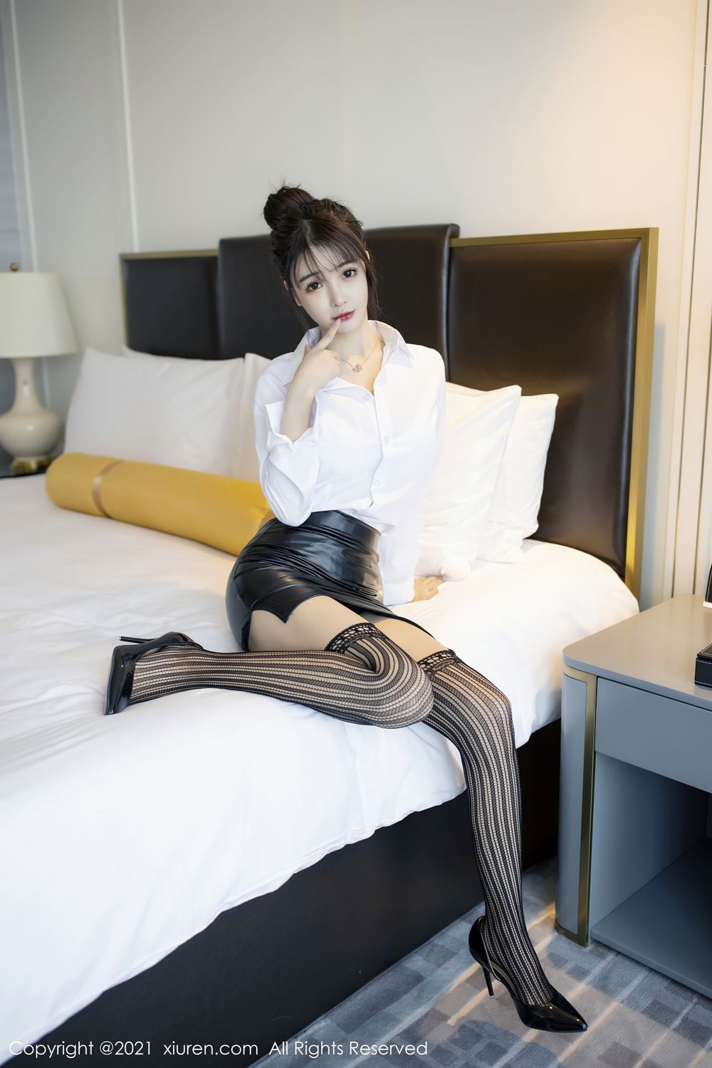 新人模特南初妹妹 - 白衬衫黑丝美腿职场OL装扮写真