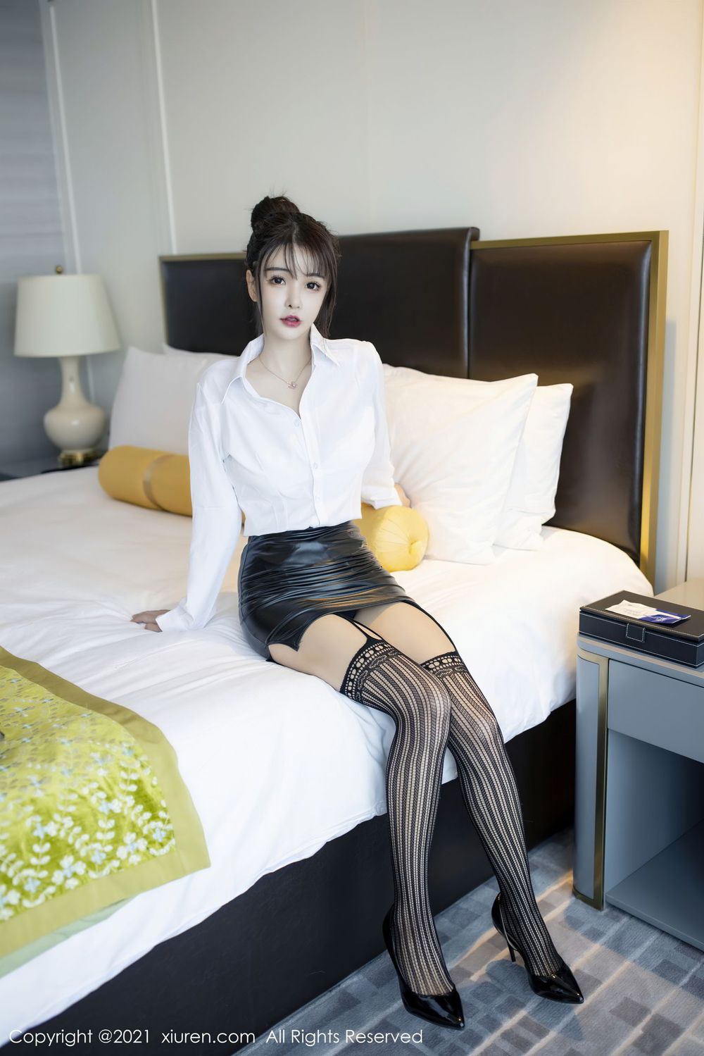 新人模特南初妹妹 - 白衬衫黑丝美腿职场OL装扮写真