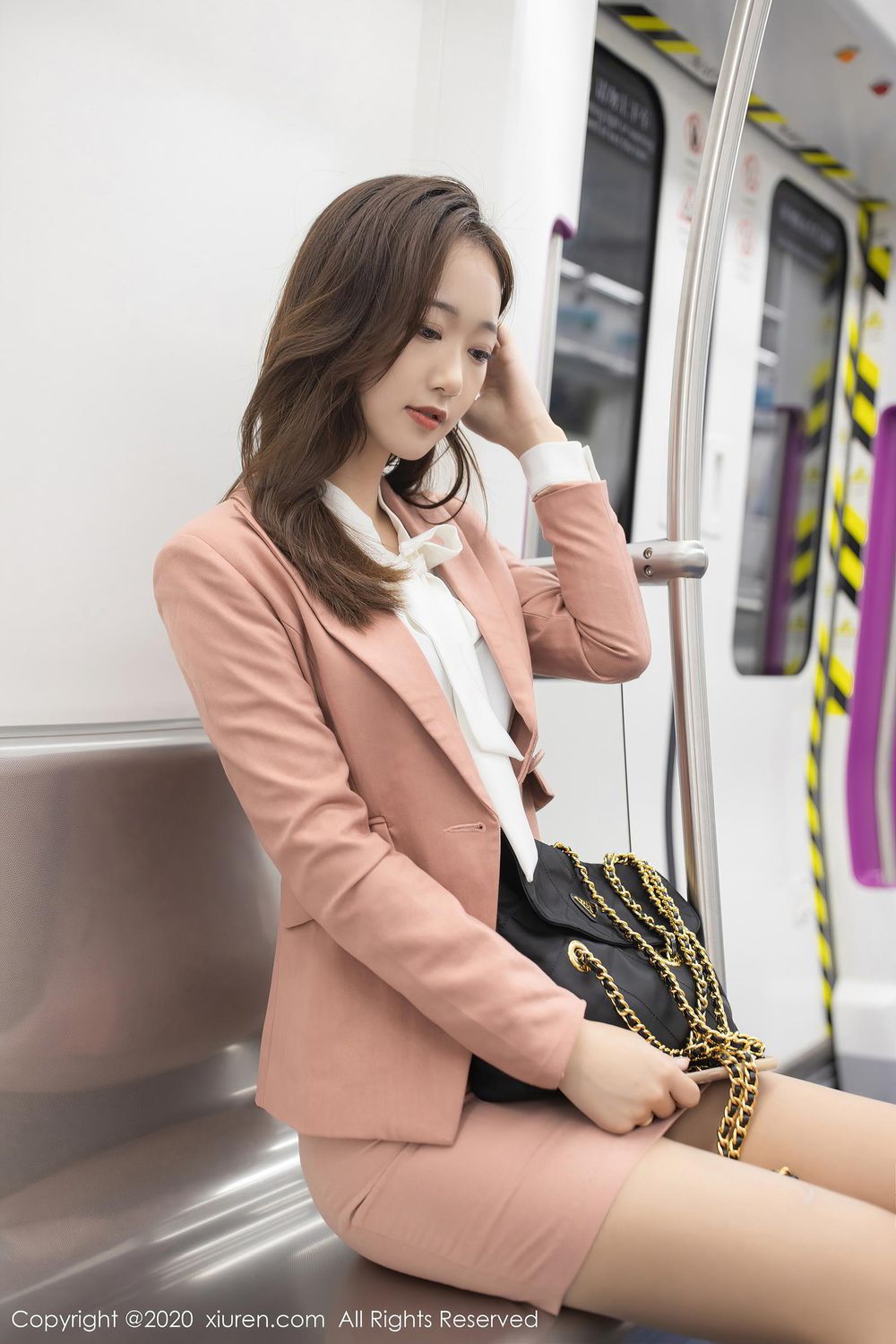 美女模特唐安琪 - 地铁学妹丝袜美腿系列性感套图