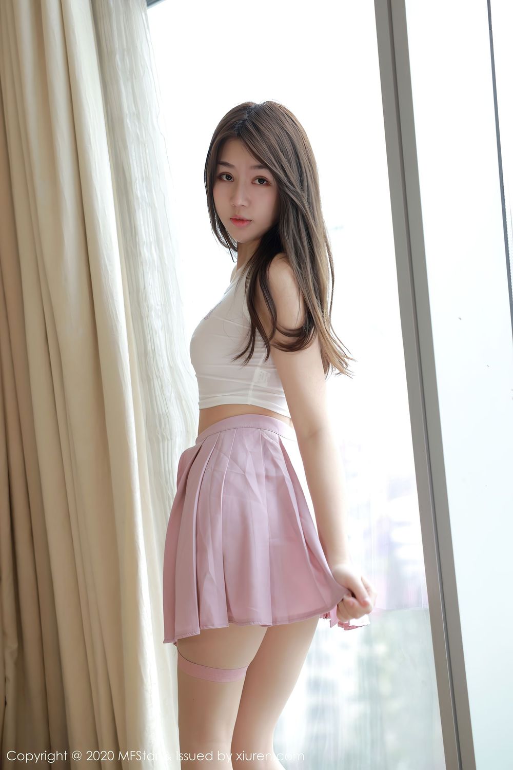 美女模特梦梵 - 轻薄吊带与粉色短裙娇媚写真
