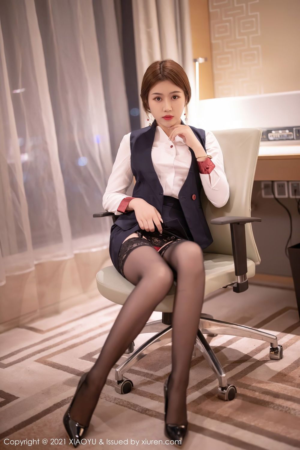 美女模特梦梵 - 黑丝美腿经典空乘制服系列写真