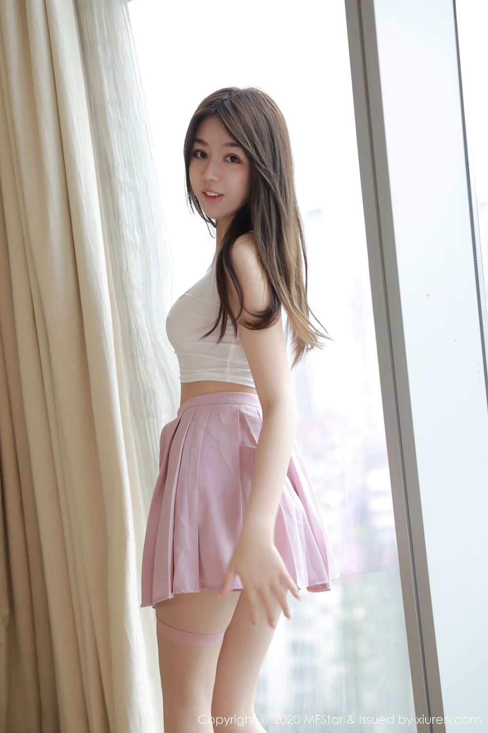 美女模特梦梵 - 轻薄吊带与粉色短裙娇媚写真