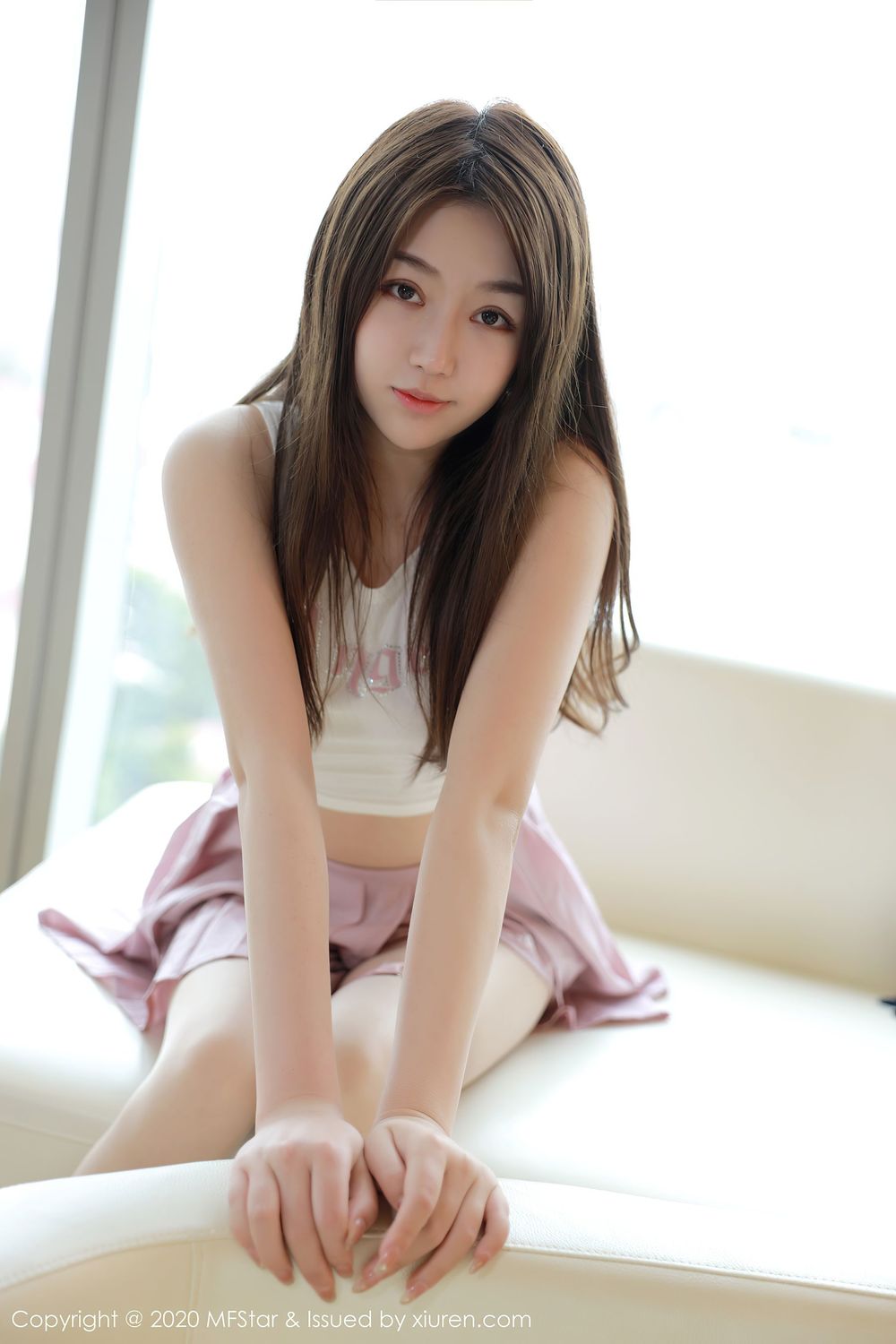 美女模特梦梵 - 轻薄吊带与粉色短裙娇媚写真