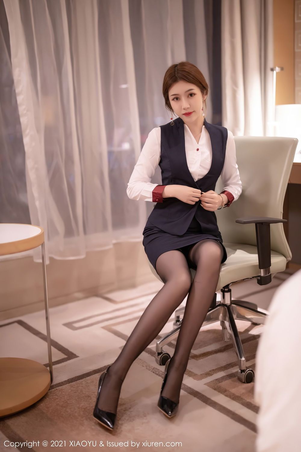 美女模特梦梵 - 黑丝美腿经典空乘制服系列写真