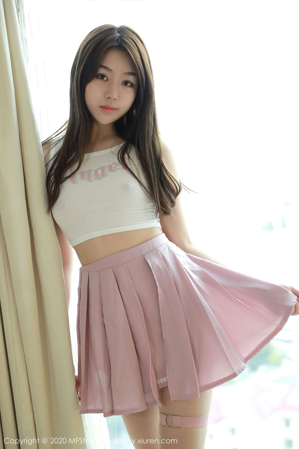 美女模特梦梵 - 轻薄吊带与粉色短裙娇媚写真