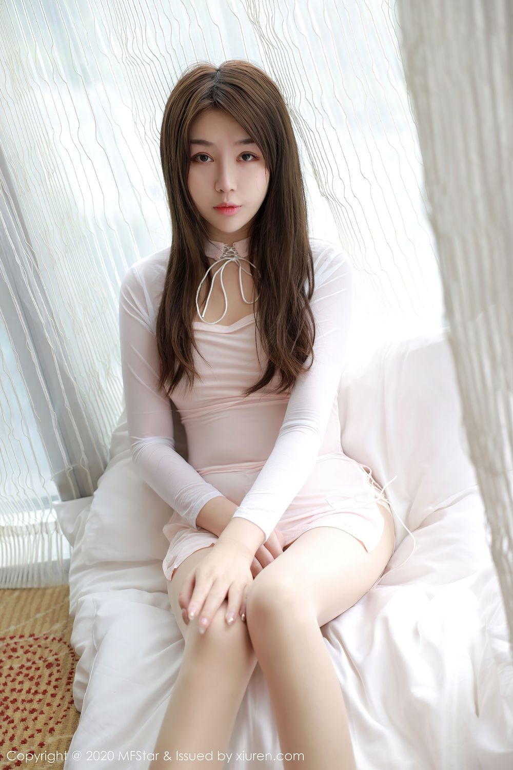 美女模特梦梵 - 丝袜美腿白色私房粉嫩写真