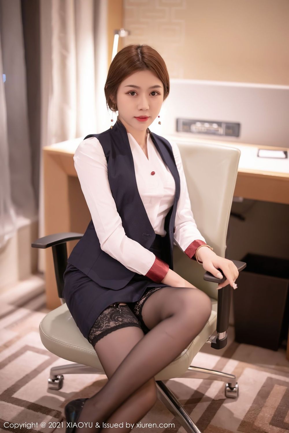 美女模特梦梵 - 黑丝美腿经典空乘制服系列写真