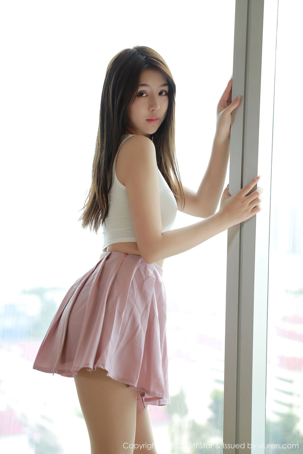 美女模特梦梵 - 轻薄吊带与粉色短裙娇媚写真
