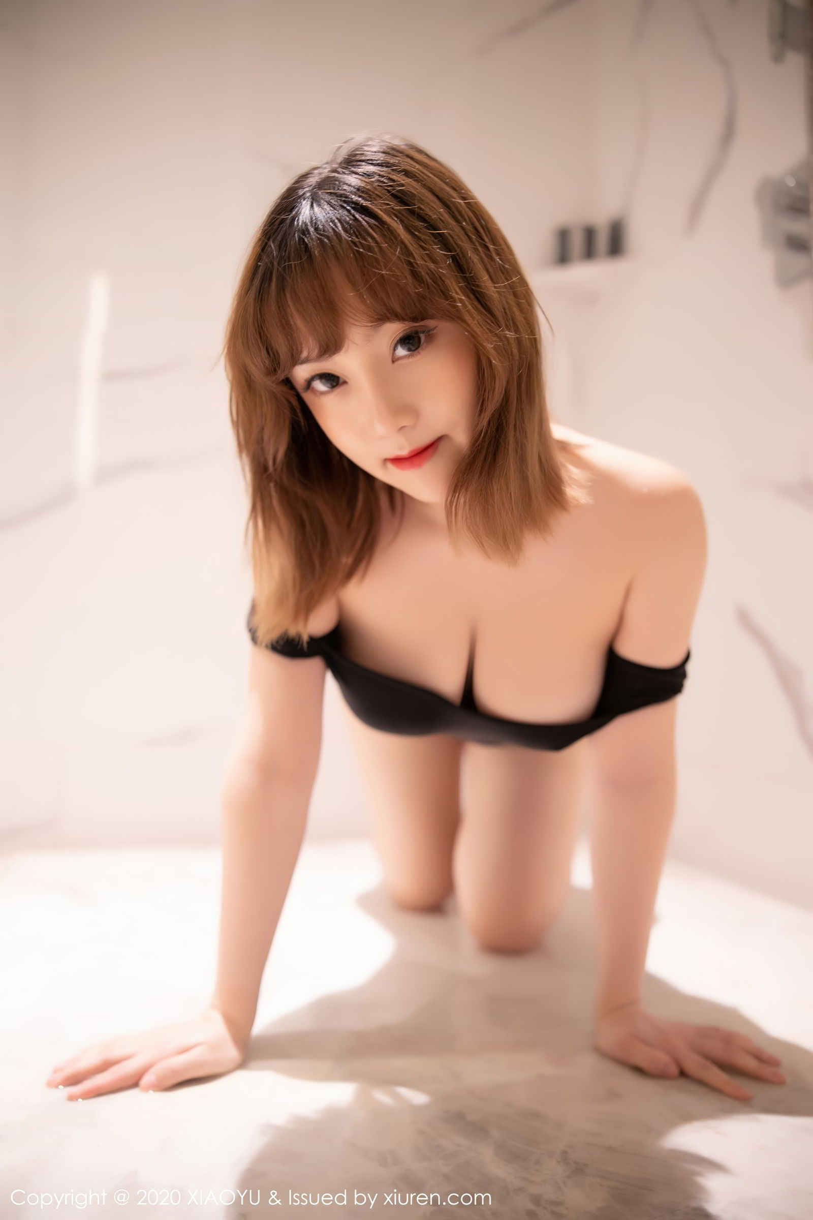 新人模特豆瓣酱 - 丰满身材浴室连体衣系列写真