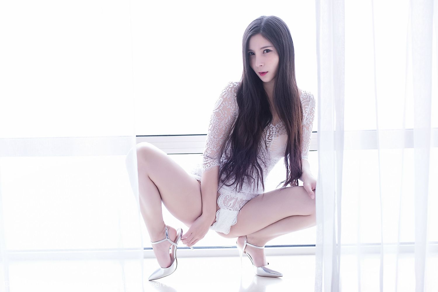 新晋嫩模小蛮腰lvy - 贴身镂空裙与紧身比基尼性感写真
