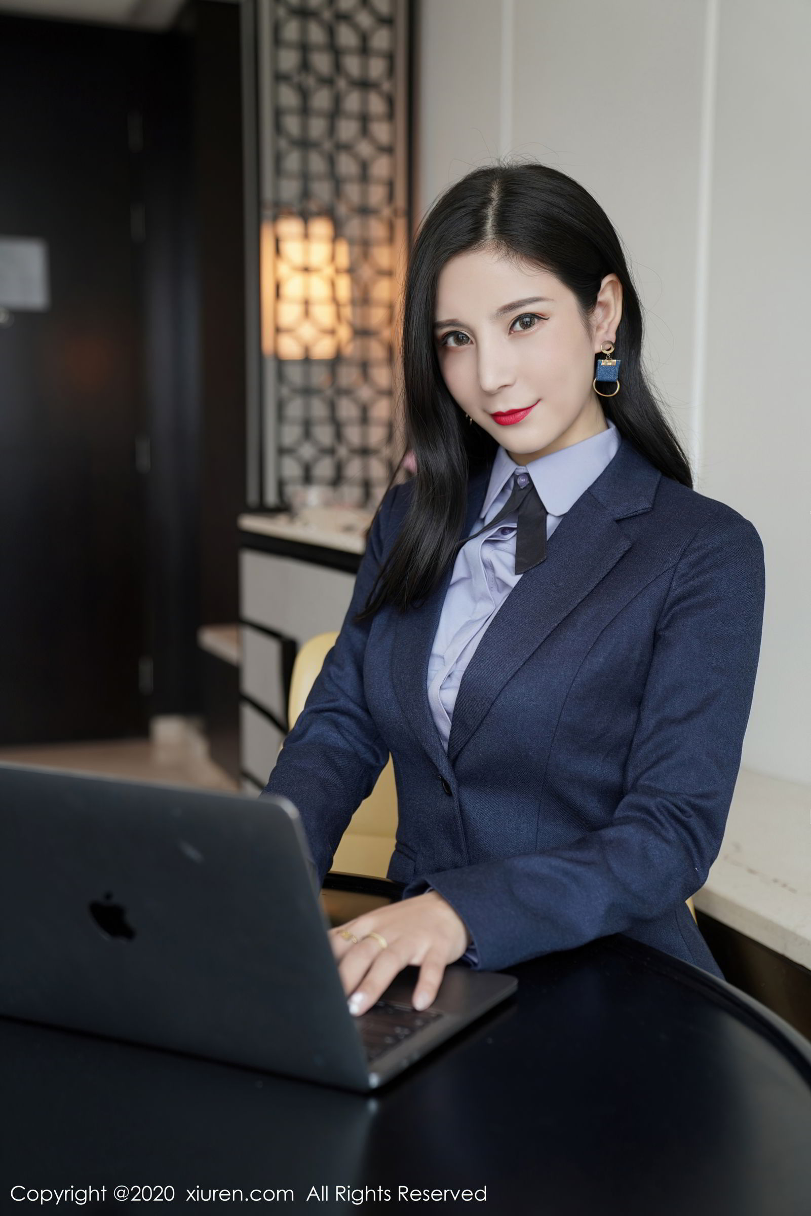 美女模特小蛮妖Yummy - 白衬衫黑短裙职业装系列写真