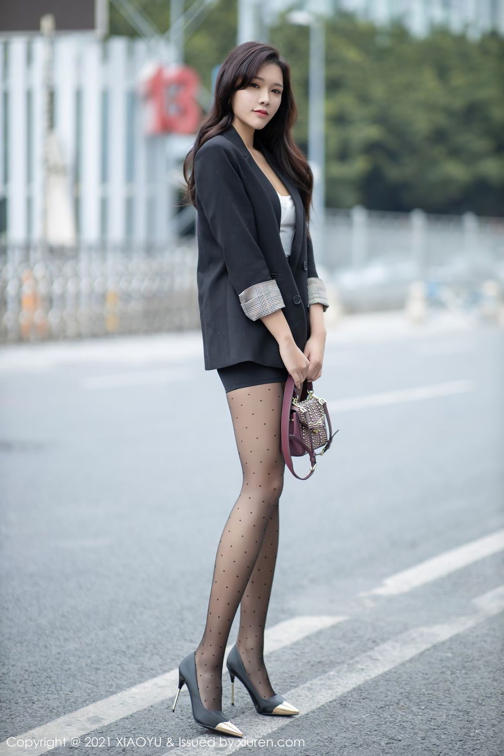 美女模特娜比 - 飒爽职场黑丝美腿制服系列写真
