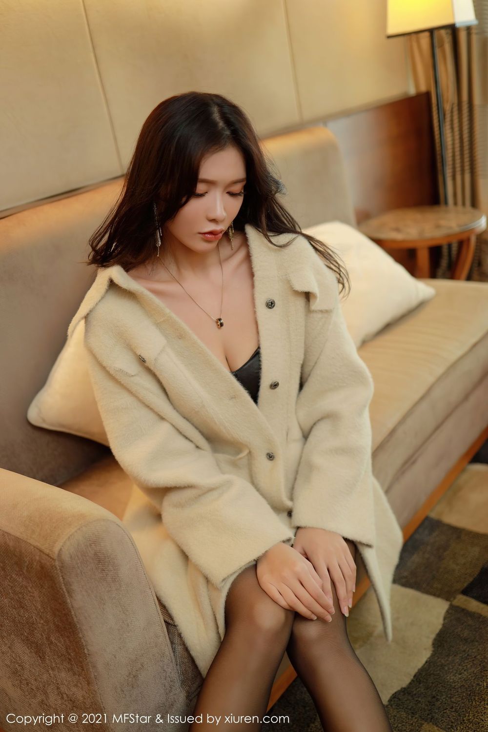 美女模特小娜比 - 情趣皮衣与黑丝美腿性感写真