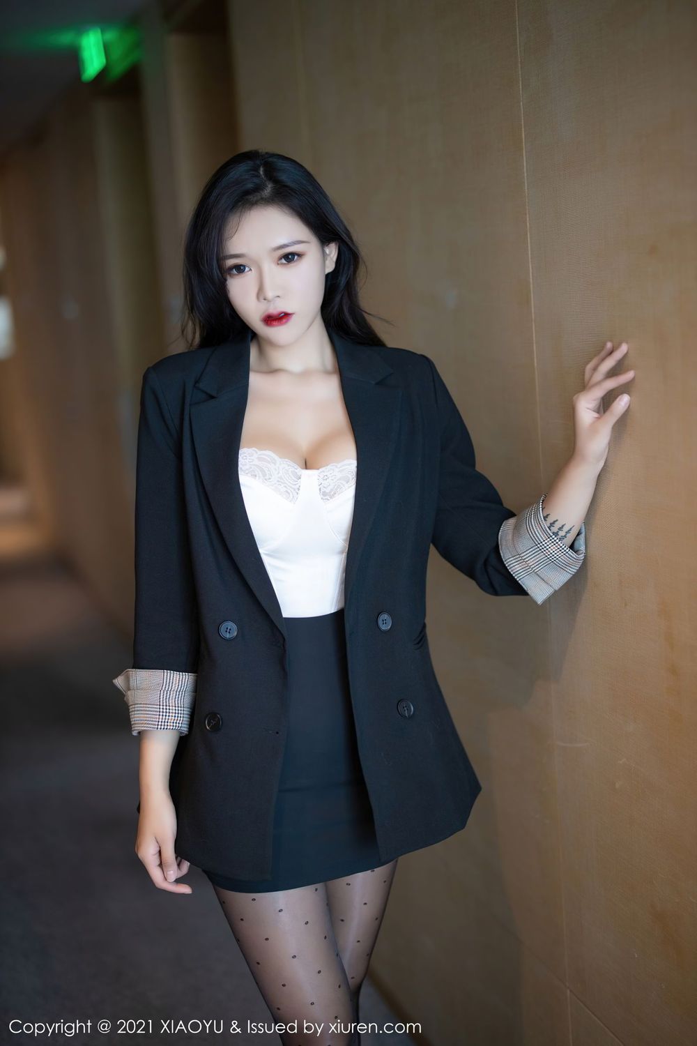 美女模特娜比 - 飒爽职场黑丝美腿制服系列写真
