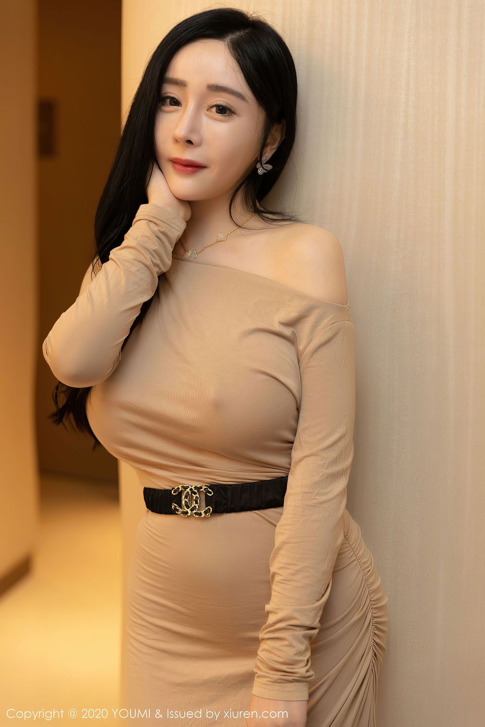 美女模特允爾 - 米色长裙与魅惑黑丝性感写真