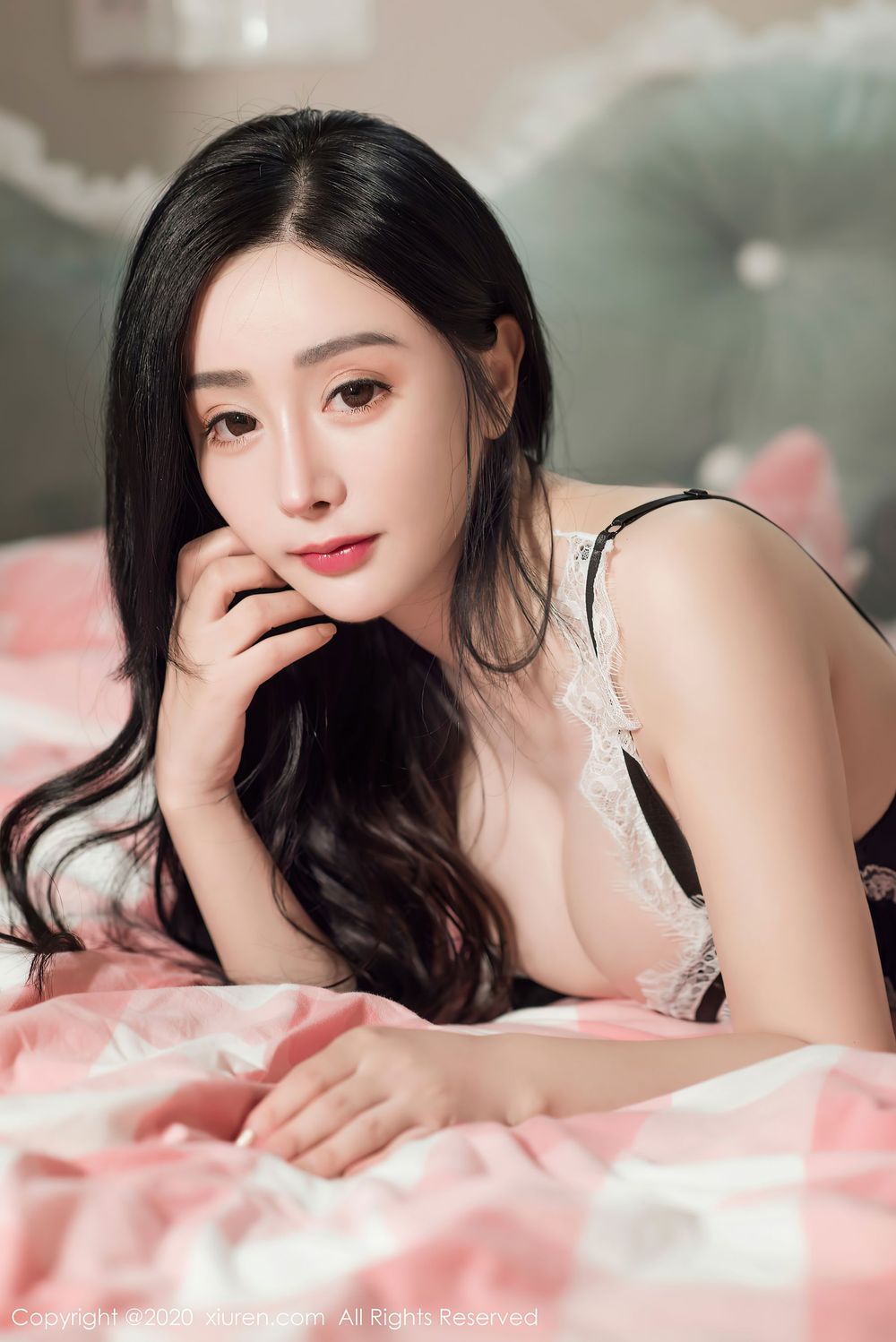 新人模特允爾 - 前凸后翘吃蛋糕主题首套写真