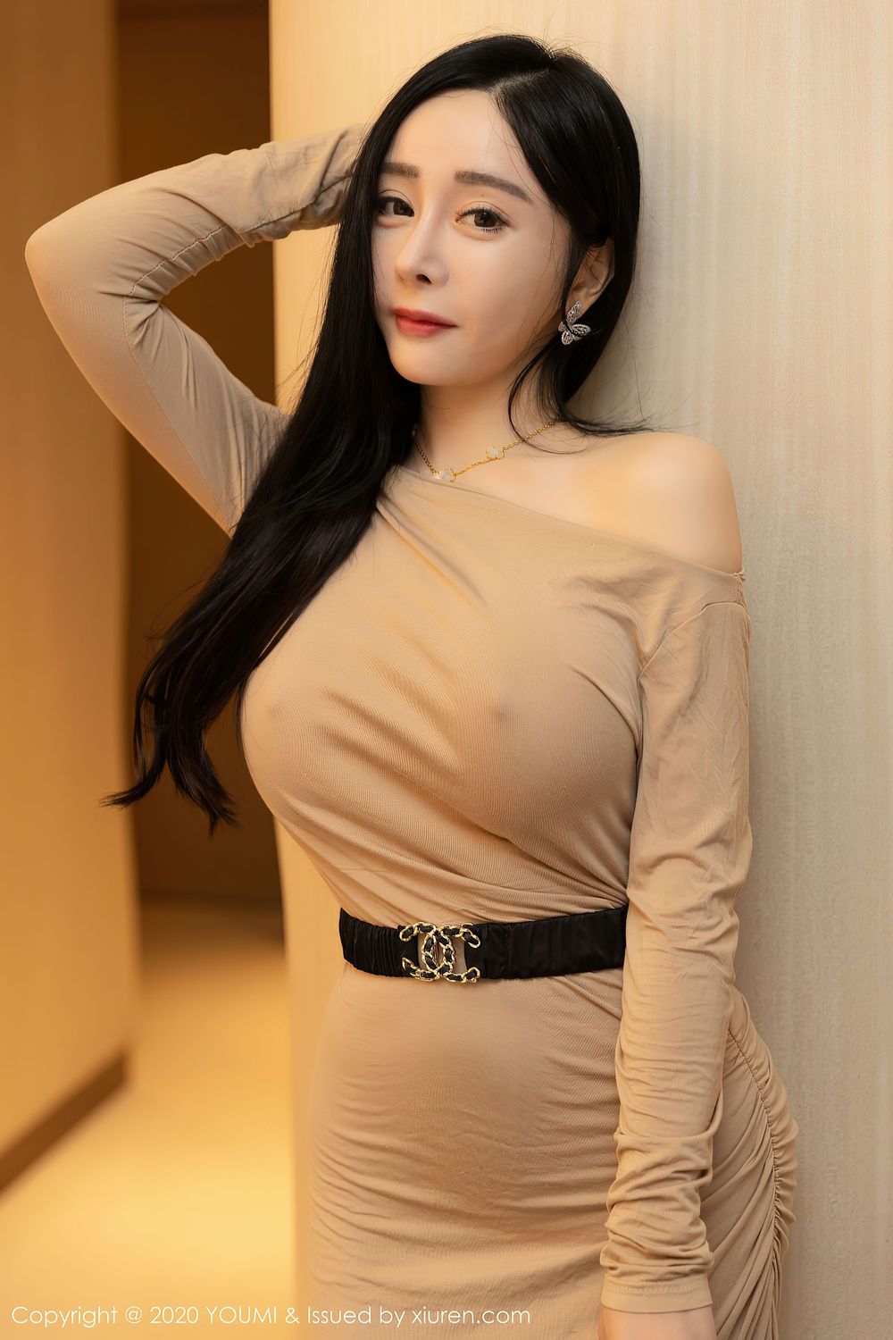 美女模特允爾 - 米色长裙与魅惑黑丝性感写真