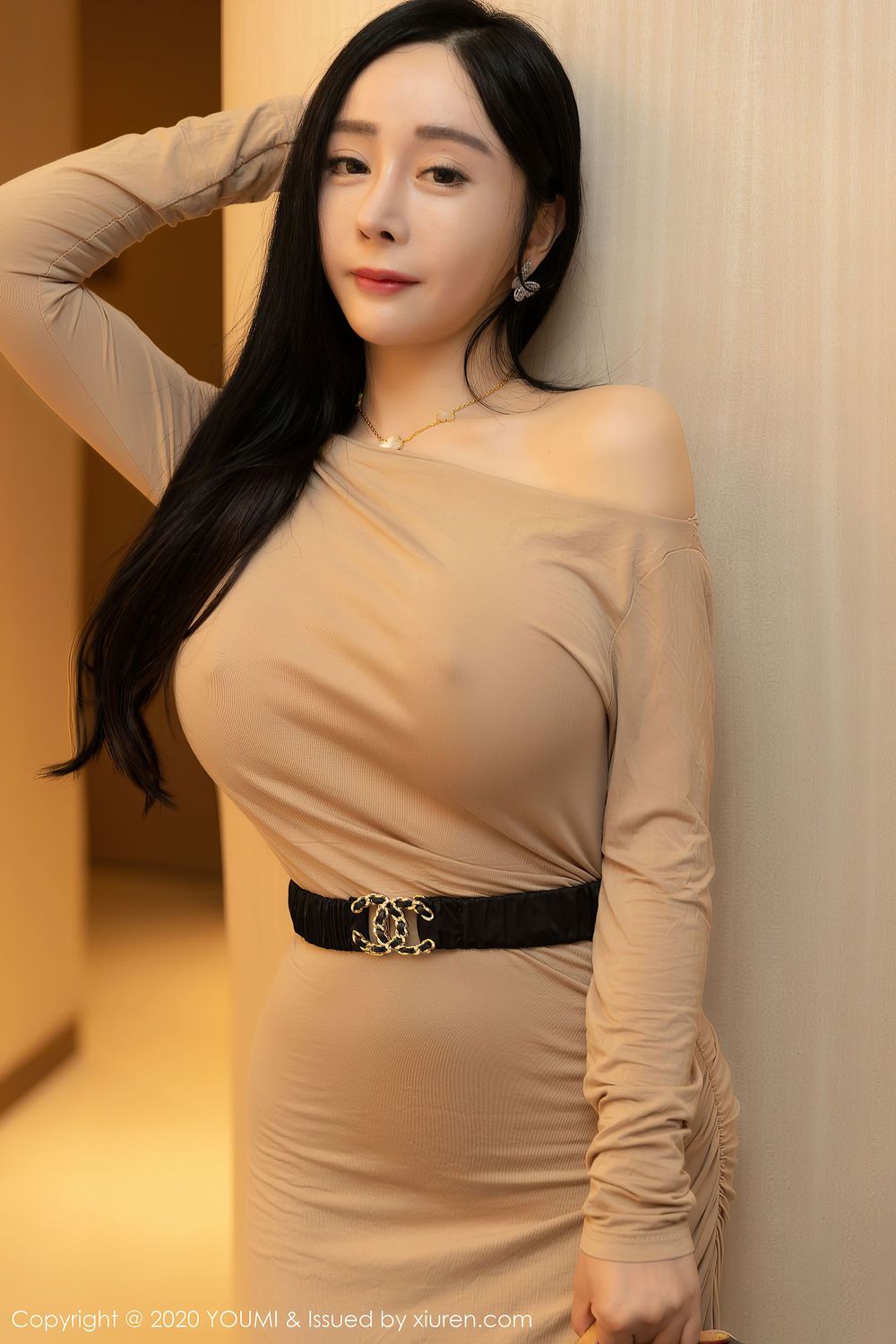 美女模特允爾 - 米色长裙与魅惑黑丝性感写真