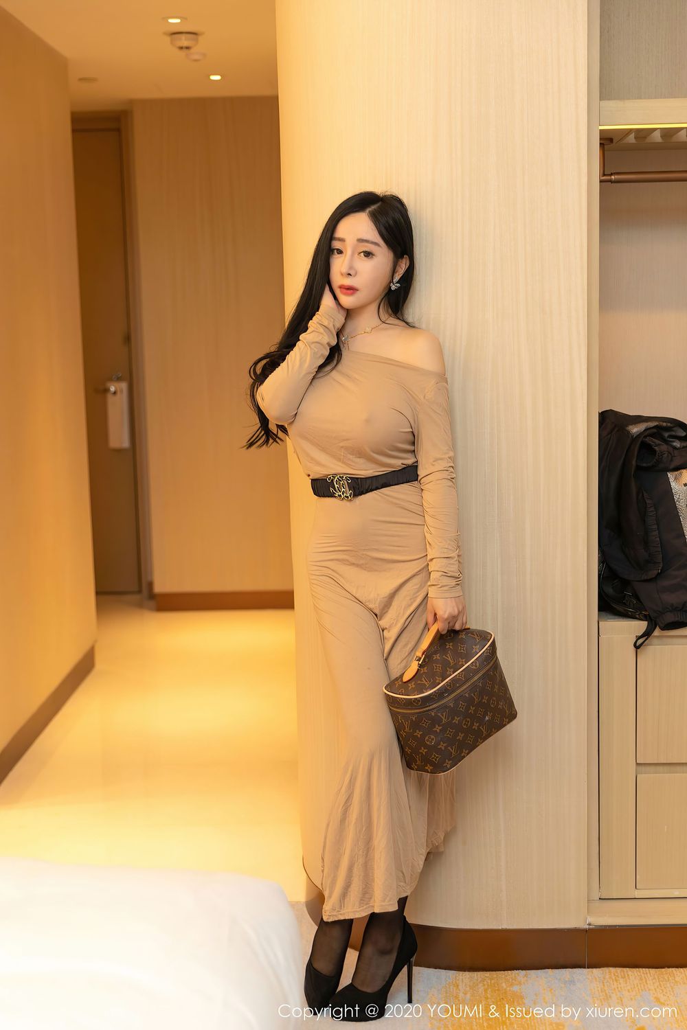 美女模特允爾 - 米色长裙与魅惑黑丝性感写真