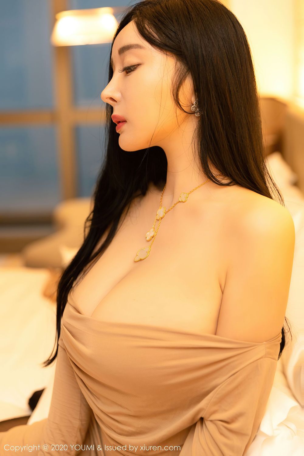 美女模特允爾 - 米色长裙与魅惑黑丝性感写真