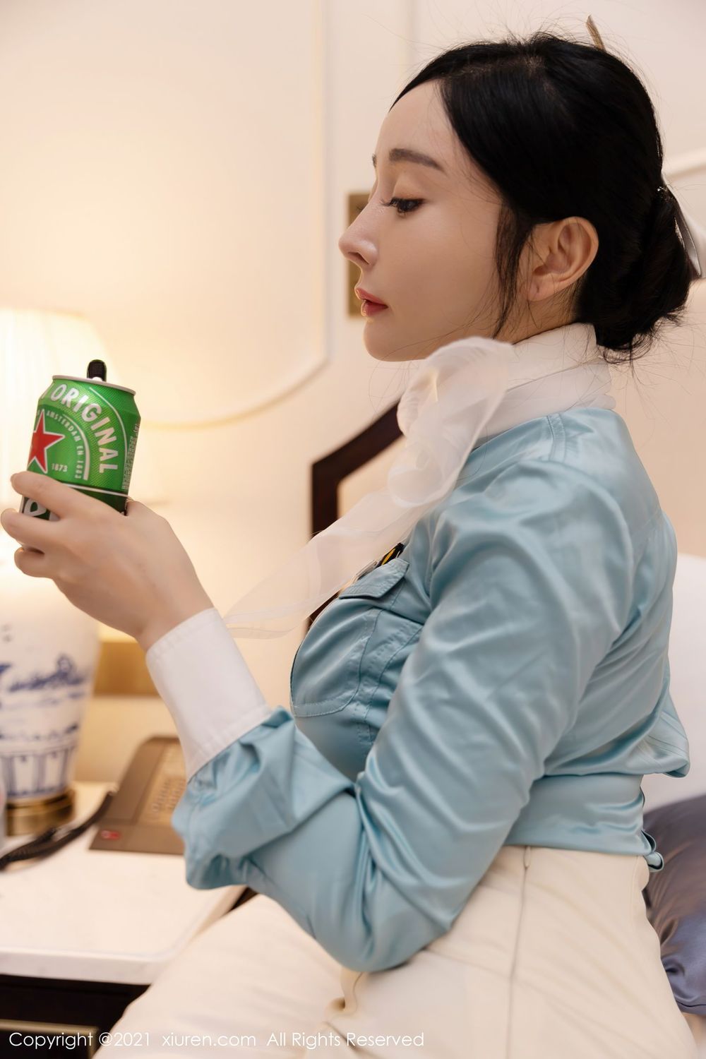 美女模特允爾 - 空姐下班后独一人买醉主题写真