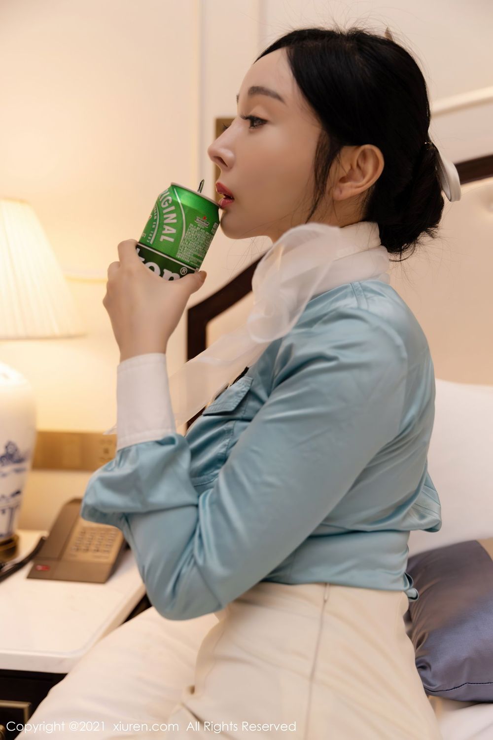 美女模特允爾 - 空姐下班后独一人买醉主题写真